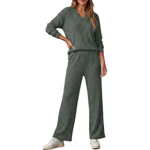 Ensemble loungewear en maille côtelée verte avec haut manches longues col V et pantalon.