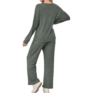 Ensemble loungewear vert femme détail, haut manches longues et pantalon, dos tricot doux.