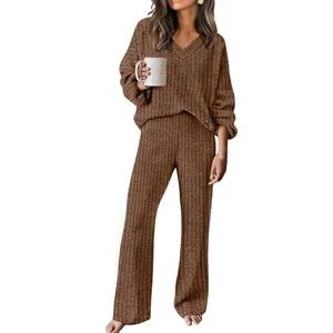 Ensemble loungewear marron en tricot, haut manches longues col V et pantalon large confortable.