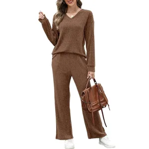 Gros plan sur l'ensemble de loungewear en tricot côtelé marron au design ample et confortable.