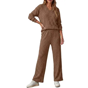 Détail d'ensemble de détente en maille côtelée col V avec manches longues et pantalon.