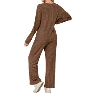 Ensemble de loungewear en tricot côtelé pour femme, haut à manches longues et pantalon.