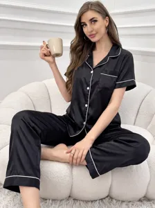 Vue détaillée ensemble pyjama court femme en satin avec bordure contrastée pour mode nuit.