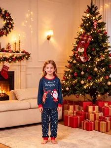 Scène de Noël détail d'ensemble de pyjama à manches longues pour enfants avec joli imprimé.