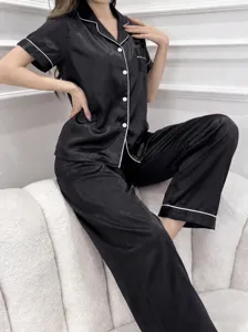 Vue detaillee pyjama satin femme, haut manches courtes et pantalon long avec liseret.