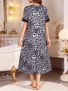 Leopardenmuster Midinachthemd mit kurzen Ärmeln und eleganter schwarzer Spitzendetails.