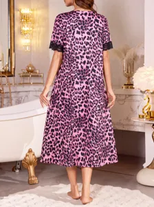 Detailansicht des pinken Leopardenmuster-Nachthemdes mit eleganten schwarzen Spitzensaum.