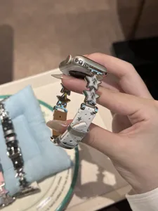 Weisses Lederarmband mit verzierten Metallstern Anhängern für Apple Watch Serie 10