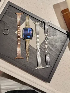 Bracelets de montre de rechange en métal pavé de zircon compatibles Apple Watch, accessoire élégant.