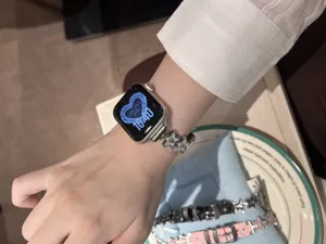 Detaillierte Nahaufnahme des dünnen Sternen-Lederarmbands mit stilvollen Sternen.