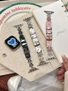 Stilvolles Lederarmband mit Stern Metallanhängern kompatibel mit Apple Watch Serie.