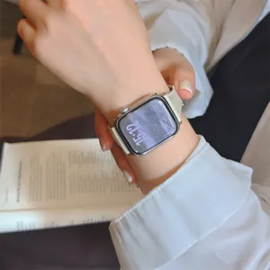 Vue détaillée du bracelet de montre en cuir véritable, bracelet blanc élégant pour smartwatch.