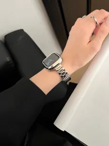 Primo piano dettagliato del cinturino per orologio in metallo acciaio inossidabile lucido.