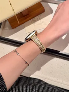 Gros plan sur le bracelet de montre étincelant en strass au poignet, accessoire de luxe.