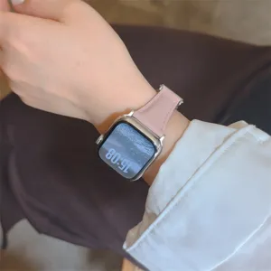 Vue de détail rapprochée de l'élégant bracelet de montre en cuir rose au poignet.