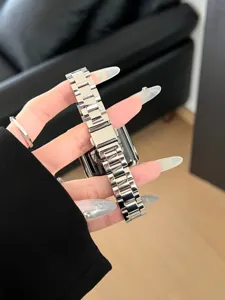 Primo piano di cinturino per orologio in metallo acciaio inossidabile lucido di ricambio.