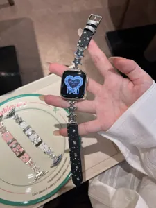 Feines Sternen-Lederarmband mit funkelnden Stern-Anhängern für smarte Armbanduhren.