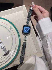 Detailansicht des schmalen Stern-Lederarmbands passend für Apple Watch Serien, sehr elegant.