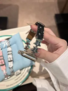 Schlanke Sternen-Lederarmband passend für Apple Watch mit metallischen Stern-Anhängern.