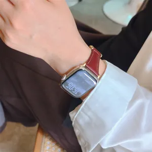 Gros plan détaillé d'un bracelet de montre en cuir véritable élégant porté au poignet.