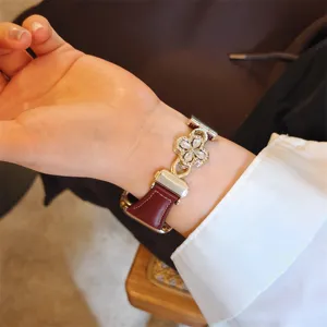 Gros plan détaillé du bracelet de montre en cuir trèfle luxueux avec des zircons.