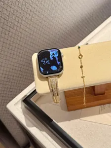 Détail de bracelet de montre étincelant en strass avec design pavé de zircon pour smartwatches.