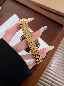 Dettaglio del cinturino in acciaio inossidabile con maglie lucide e chiusura a farfalla sicura.