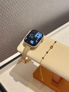 Vue détaillée du bracelet de montre étincelant en zircon strass compatible montre connectée.
