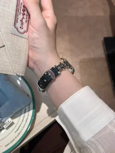 Feines Sternenleder-Uhrenarmband im Detail, eleganter Handgelenkschmuck mit funkelndem Design.
