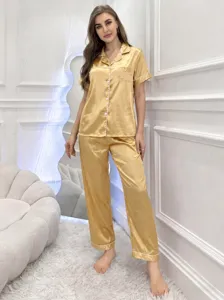 Ensemble pyjama satin pour femme avec haut manches courtes et pantalon long vêtement de nuit chic