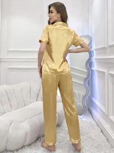 Ensemble pyjama en satin pour femme haut manches courtes et pantalon long de nuit.