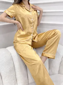 Vue détaillée du pyjama en satin de soie avec tissu brillant et haut élégant à manches courtes.
