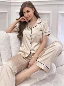 Vue détaillée de l'ensemble pyjama en satin pour femmes, avec manches courtes et col.
