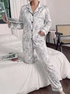 Ensemble pyjama à manches longues pour femme avec imprimé floral bleu, élégant et doux.