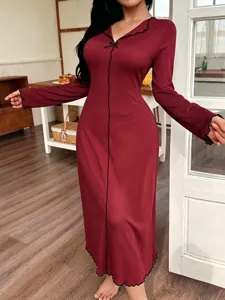 Vista detallada de un camisón de manga larga para mujer con lazo. Ropa de descanso elegante.