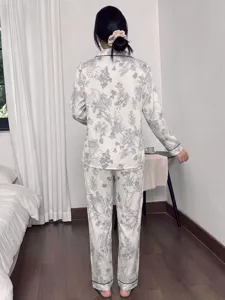 Ensemble pyjama femme manches longues et pantalon avec motif botanique et lapin chic détail.