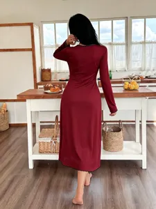 Vista detallada del camisón de manga larga para mujer con un drapeado suave y elegante.