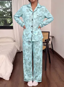 Ensemble de pyjama femme à manches longues avec imprimé floral bleu et élégants bords noirs.