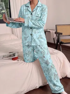 Vue détaillée de l'ensemble de pyjama floral bleu, avec col et texture de tissu douce.