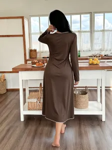 Vista detallada de camisón marrón de manga larga con ribete blanco, ropa de descanso cómoda.