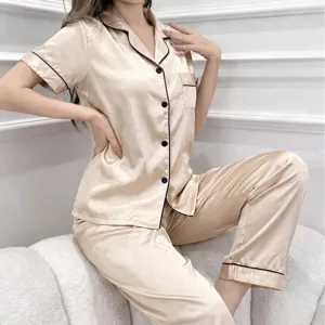 Ensemble pyjama élégant en satin pour femme, manches courtes et pantalon long chic.