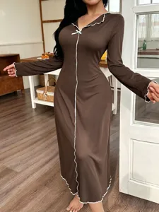 Vista detallada del vestido de descanso de manga larga para mujer con lazo y borde contrastante.
