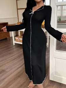 Camisón negro de manga larga para mujer con ribete de volantes blancos y lazo bonito.