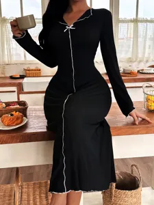 Vestido de descanso negro de manga larga para mujer con ribete blanco y detalle de lazo.