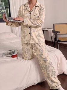 Ensemble pyjama élégant à manches longues avec imprimé délicat pour un confort douillet.