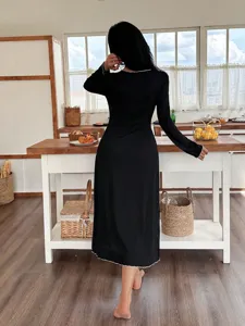 Vista detallada del camisón negro de manga larga en un entorno de cocina acogedor y elegante.