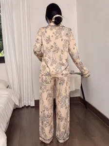 Vue de détail pyjama femme imprimé floral manches longues, vêtement de nuit élégant.