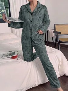 Ensemble pyjama long vert pour femme à imprimé botanique avec bordure noire pour nuit confortable.