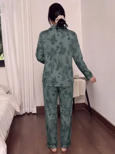 Vue détaillée d'un pyjama vert pour femme à manches longues avec imprimé lapin et motif végétal.