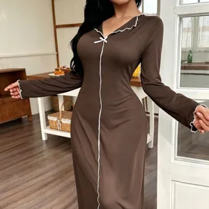 Camisón de mujer de manga larga con cuello en V, lazo lindo y ribete de volantes.
